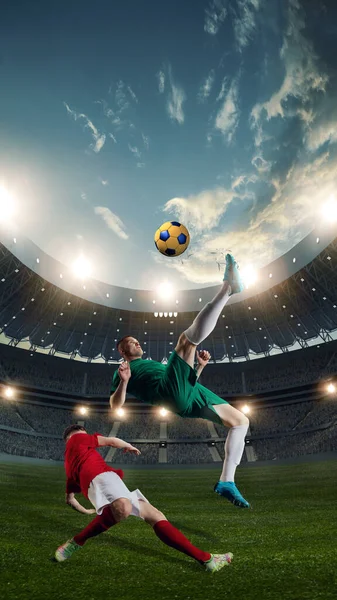 動力学 2人の男性スポーツ選手 競技中のサッカー選手 3Dオープンエアスタジアムでプレーし ボールを蹴る プロスポーツ チャンピオンシップ ゲーム 達成の概念 — ストック写真