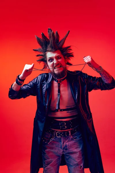 Dühös Őrült Nézés Portré Fiatalember Punk Őrült Frizurával Sminkkel Pózol — Stock Fotó