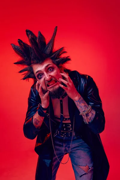 Szalona Twarz Portret Wymownego Młodzieńca Punk Pozujący Makijażu Skórzana Kurtka — Zdjęcie stockowe