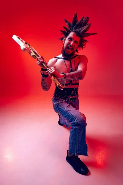 Verrückter Punk Emotionaler Junger Mann Rockmusiker Der Aggressiv Mit Gitarre — Stockfoto