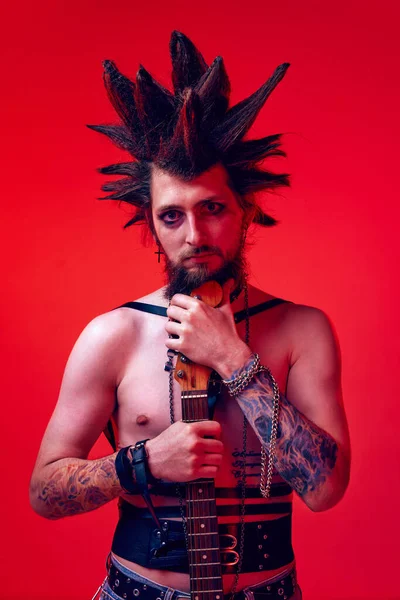 Olha Bem Retrato Jovem Criativo Punk Músico Posando Com Guitarra — Fotografia de Stock