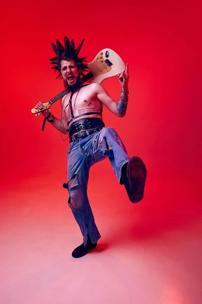 Retrato Jovem Criativo Punk Músico Posando Com Guitarra Elétrica Contra — Fotografia de Stock