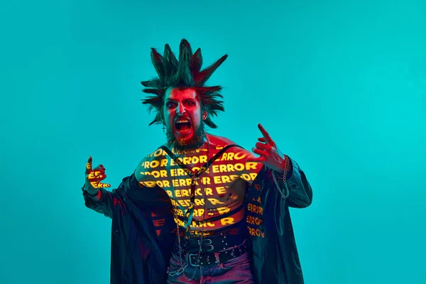 Rock Roll Młody Człowiek Muzyk Rockowy Punk Neonową Refleksją Filtracyjną — Zdjęcie stockowe