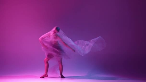 Jovem Macia Bodysuit Bege Realizando Dançando Balé Com Tecido Transparente — Vídeo de Stock