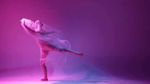 베이지 수트를 아리따운 아가씨가 스튜디오 베일을 발레를 있습니다 아름다움 영감의 — 비디오