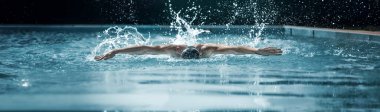 Genç kaslı adamın dinamik görüntüsü, yüzme havuzunda profesyonel yüzme eğitimi. Hız, güç ve atletizm. Profesyonel spor, eylem, hareket, sağlık kavramı. Pankart, broşür. Ad