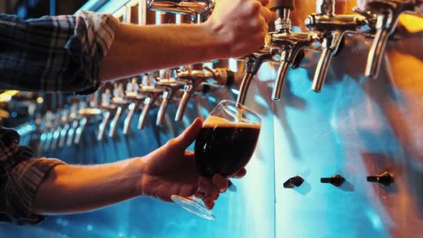 バーテンダーの男性の手をタップでガラスに暗い泡状のビールを注ぐ パブでおいしいドリンクを提供しています 醸造製品の良い味 アルコール飲料 パーティー リラクゼーションの概念 — ストック動画