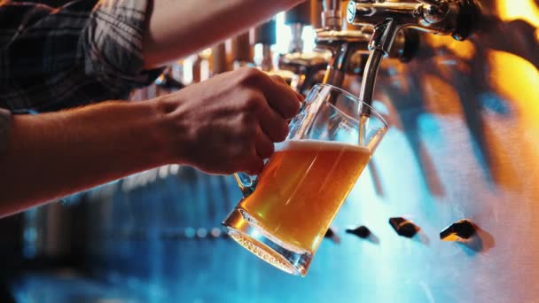 バーテンダーのクローズアップPf男性の手は タップでラガービールの大きなガラスを注ぐ バーで顧客のためのビールを入れてください ビールの劣化だ アルコール飲料 パーティー リラクゼーションの概念 — ストック動画