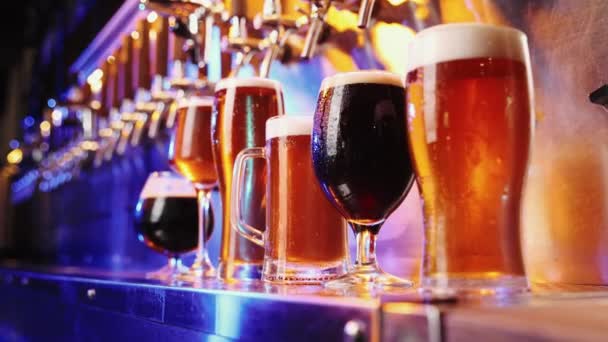 黒とラガービールとビールグラスのクローズアップイメージ 選択的フォーカス 冷たい飲み物だな リフレッシュだ 失望だ アルコール飲料 パーティー リラクゼーションの概念 — ストック動画