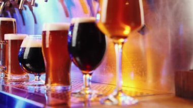 Bira bardaklarının koyu ve lager biralı yakın plan görüntüsü. Seçici odaklanma. Soğuk, soğuk bir içecek. İçecek bir şeyler. Degukasyon. Müşteri için içki servisi. İçki, parti, tat, rahatlama kavramı. Ad
