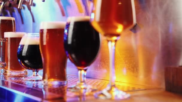 Imagem Close Copos Cerveja Com Cerveja Escura Lager Foco Seletivo — Vídeo de Stock