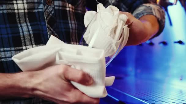 Barman Die Bierglas Schoonmaakt Met Een Handdoek Aan Bar Kroeg — Stockvideo