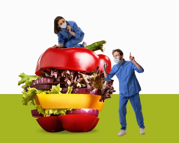 Orvosok Sztetoszkópot Használnak Friss Egészséges Zöldségekből Készült Hamburger Vitaminokat Eszik — Stock Fotó