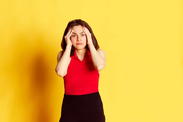 Kejut Stres Wanita Muda Berpegangan Tangan Kepala Berpose Melawan Latar — Stok Foto