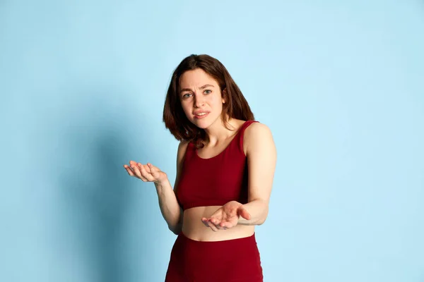 Vypadá Nedorozumění Mladá Žena Vyjadřující Emoce Odpojení Pozadí Modrého Studia — Stock fotografie