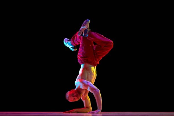 Berdiri Dengan Tangan Muskuler Atletis Bertelanjang Dada Pemuda Menari Breakdance — Stok Foto