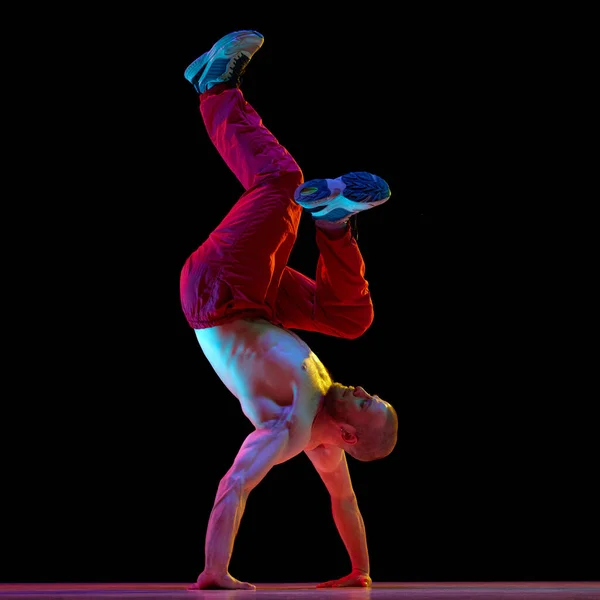 Jovem Talentoso Homem Expressivo Com Corpo Muscular Dança Breakdance Hip — Fotografia de Stock