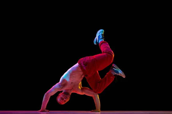 Dansshow Spierloze Atletische Shirtloze Jongeman Dansend Breakdance Hip Hop Tegen — Stockfoto