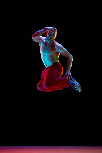 Skákající Pozice Hezký Svalnatý Mladík Bez Trička Tančící Breakdance Černém — Stock fotografie