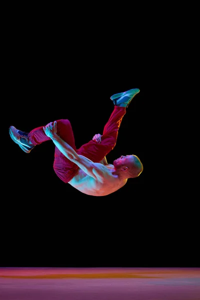 Somersault Pose Künstlerischer Junger Mann Mit Kräftigem Muskulösen Körper Der — Stockfoto