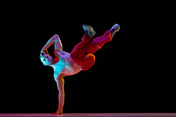 Suporte Mão Sem Camisa Musculoso Desportivo Jovem Dançando Desprezo Breakdance — Fotografia de Stock