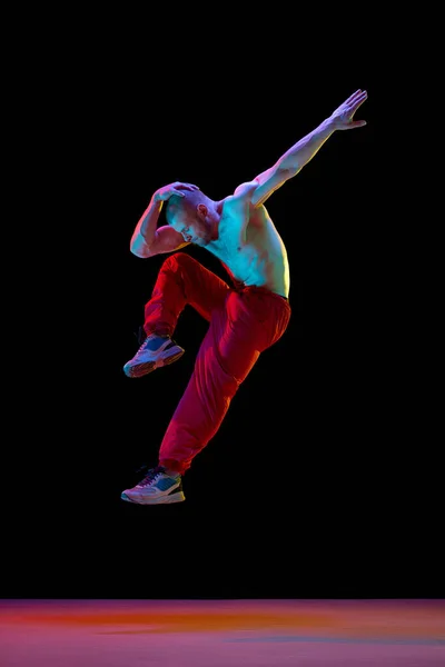 Молодой Мускулистый Мужчина Рубашки Танцует Брейк Данс Фоне Черной Студии — стоковое фото