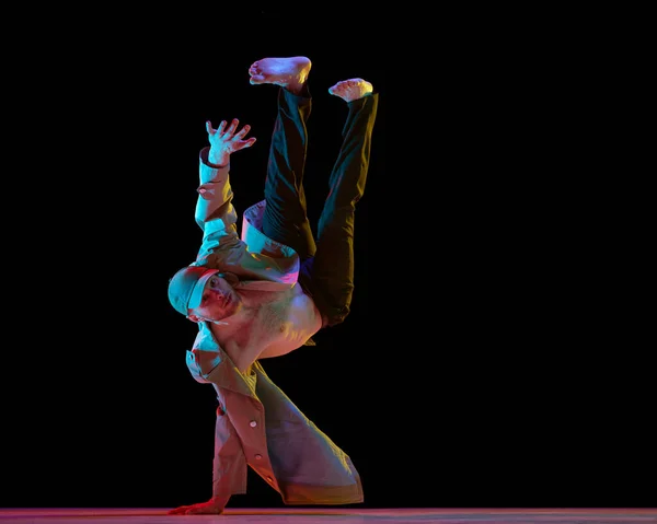 Giovane Uomo Elegante Abiti Casual Danza Breakdance Contro Sfondo Nero — Foto Stock