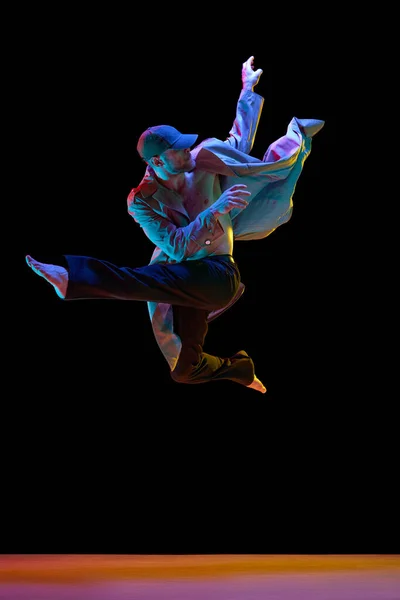 Imagem Dinâmica Jovem Homem Talentoso Roupas Elegantes Dança Breakdance Hip — Fotografia de Stock