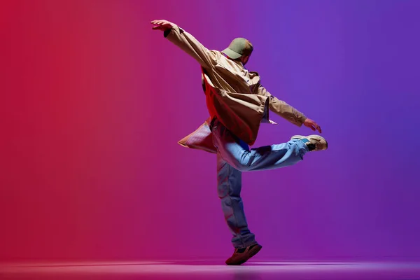 Dynamisch Beeld Van Jonge Getalenteerde Man Stijlvolle Kleding Dansend Contemp — Stockfoto