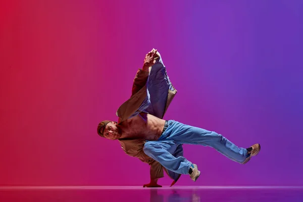 Dansshow Jonge Man Stijlvolle Kleding Dansen Hip Hop Breakdance Contemp — Stockfoto