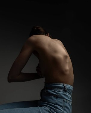 Depresyon ve ruhsal çöküntü. Zihinsel sorunları, gizli korkuları ve sosyal baskısı olan genç bir kadın. Kavramsal kolaj. Psikoloji kavramı, iç dünya, duygular, gizli duygular, reklam