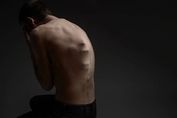 Przerażająca Sylwetka Twarzy Wyłaniająca Się Męskiej Skóry Plecach Wykazująca Ból — Zdjęcie stockowe