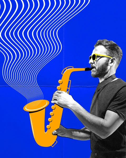 Jovem Músico Tocar Saxofone Contra Fundo Abstrato Azul Concerto Clássico — Fotografia de Stock