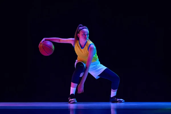 Dryfuje Młoda Dziewczyna Koszykarz Ruchu Podczas Gry Czarnym Tle Studio — Zdjęcie stockowe