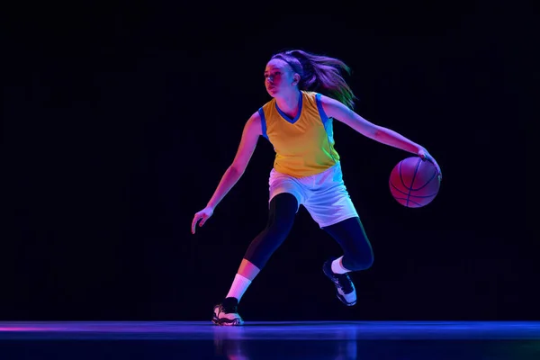 Dynamiczny Obraz Młodej Dziewczyny Koszykarz Ruchu Piłką Grający Czarnym Tle — Zdjęcie stockowe