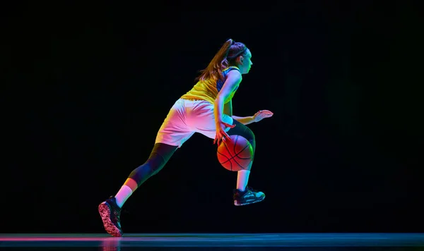 Widok Boku Dole Obraz Młodej Dziewczyny Koszykarz Ruchu Działa Piłką — Zdjęcie stockowe