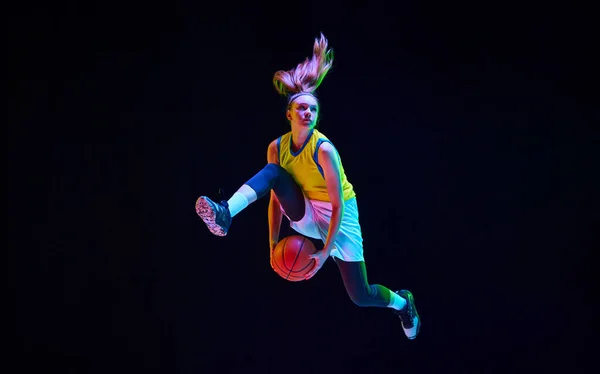 Dynamiczny Obraz Zmotywowanego Sportowca Młodej Dziewczyny Grającej Koszykówkę Skaczącej Czarnym — Zdjęcie stockowe