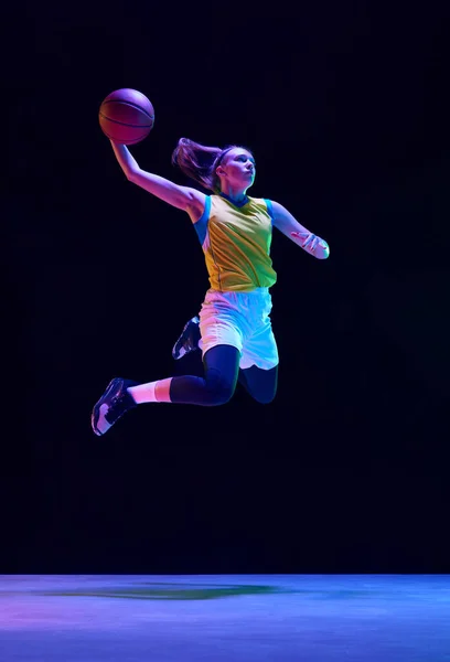 Slam Dunk Basketbal Speler Beweging Jong Meisje Springen Met Bal — Stockfoto