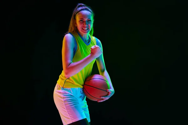 Winnaar Jong Meisje Basketbalspeler Uniform Poseren Met Bal Tegen Zwarte — Stockfoto