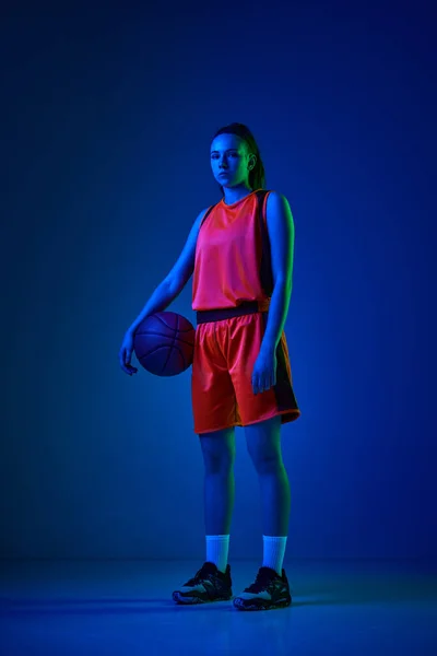 Full Length Portret Van Jong Meisje Basketbalspeler Uniform Poseren Met — Stockfoto