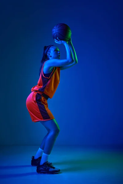 Gana Gol Vista Lateral Del Jugador Baloncesto Femenino Concentrado Lanzando — Foto de Stock