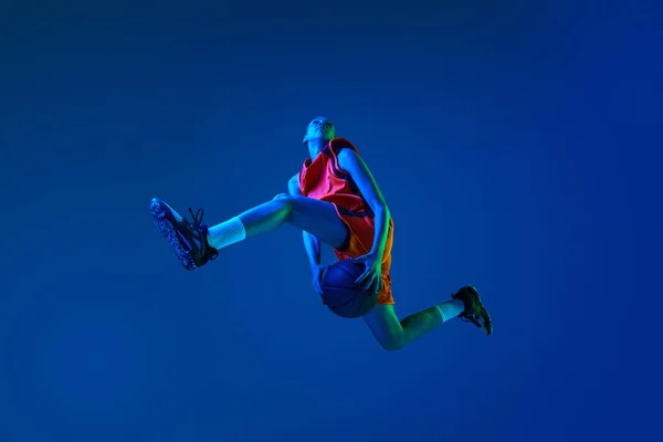 Onderaanzicht Van Jong Meisje Basketbalspeler Springen Met Bal Tegen Blauwe — Stockfoto