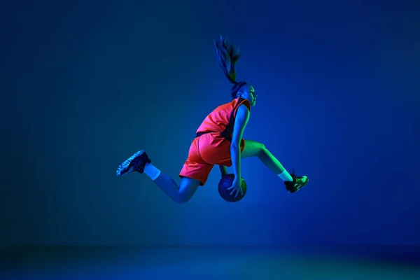 Zijaanzicht Van Jong Meisje Basketbalspeler Springen Met Bal Tegen Blauwe — Stockfoto