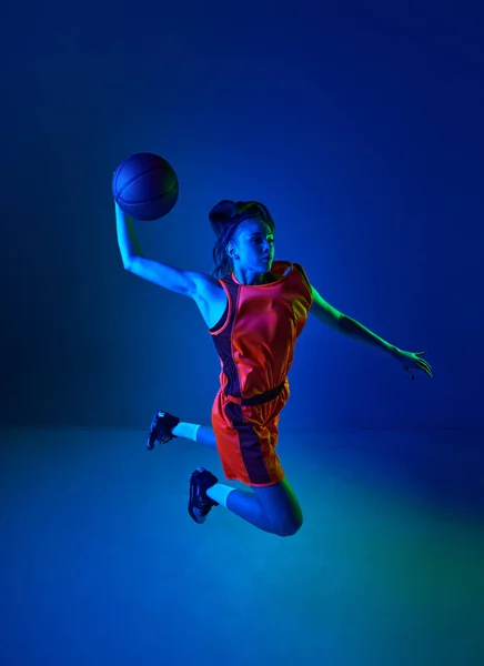 Slam Dunk Bovenaanzicht Van Jong Meisje Basketbalspeler Gooien Bal Tegen — Stockfoto