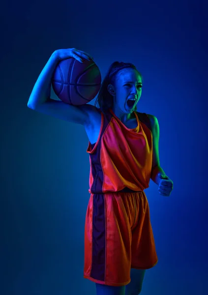 Πορτρέτο Της Νεαρής Κοπέλας Μπασκετμπολίστας Στολή Που Ποζάρει Μπάλα Μπλε — Φωτογραφία Αρχείου