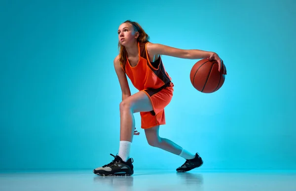 Jong Atletisch Meisje Basketbalspeler Beweging Met Bal Tegen Blauwe Studio — Stockfoto