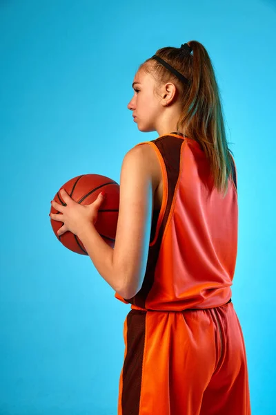 Зображення Боку Молодої Дівчини Баскетболіст Формі Позує Ячем Над Синім — стокове фото