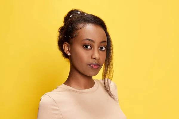 Egy Csinos Fiatal Afrikai Lány Portréja Aki Nyugodt Arccal Sárga — Stock Fotó