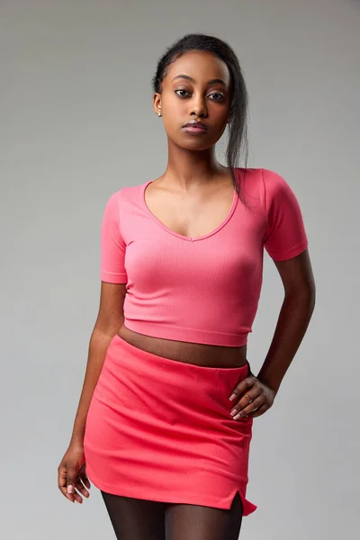 Портрет Молодой Привлекательной Африканской Девушки Стильной Розовой Одежде Позирующей Сером — стоковое фото