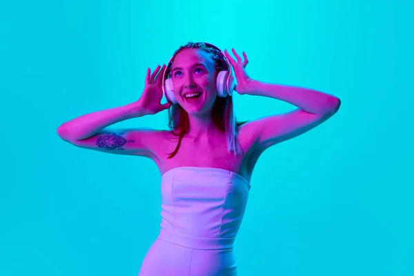 Portrét Krásné Mladé Ženy Poslouchající Hudbu Sluchátkách Usmívající Pozadí Modrého — Stock fotografie